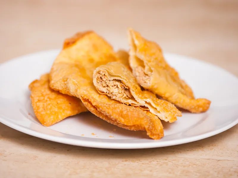 Empanadas abiertas con relleno de pollo desmenuzado