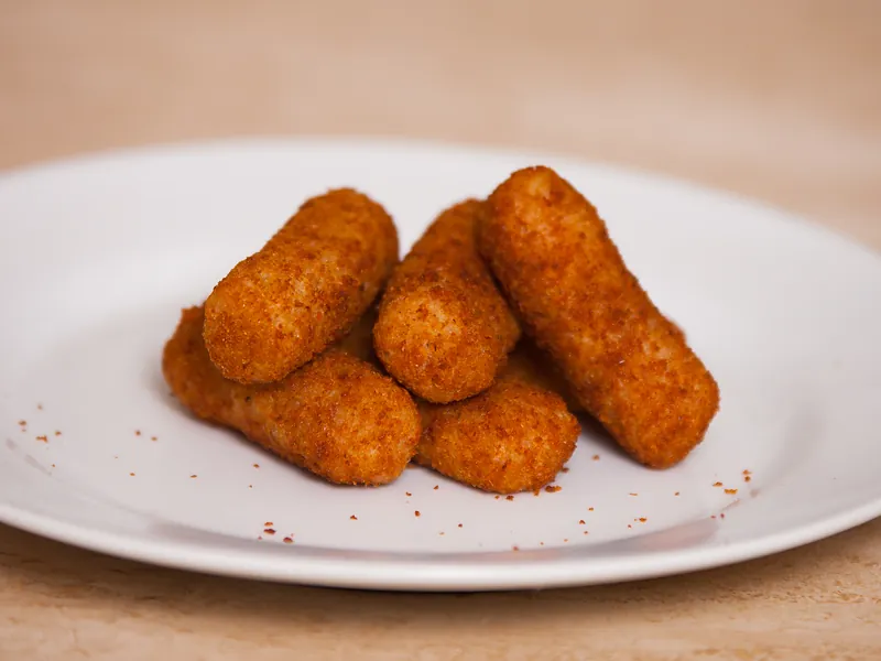 Un plato de croquetas doradas